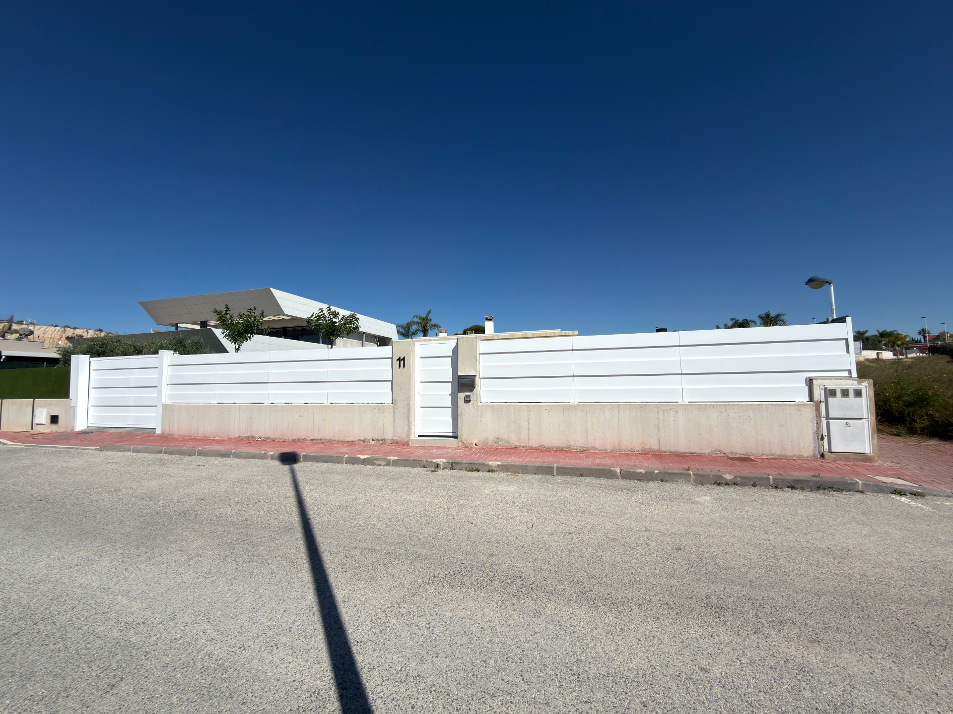 Fachada y muro exterior de vivienda — después
