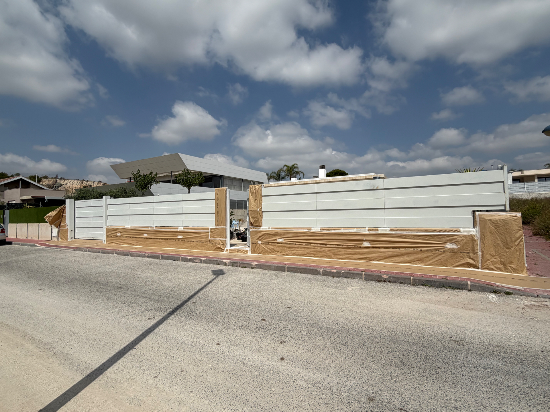 Fachada y muro exterior de vivienda — antes