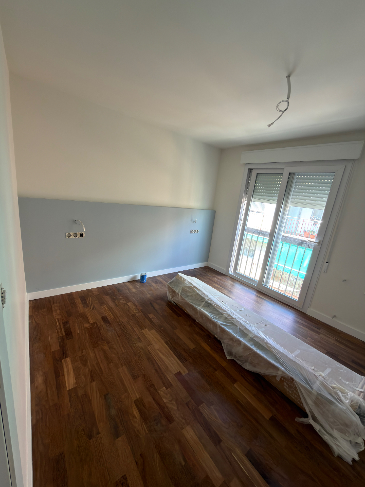 Dormitorio combinado con zócalo en gris suave